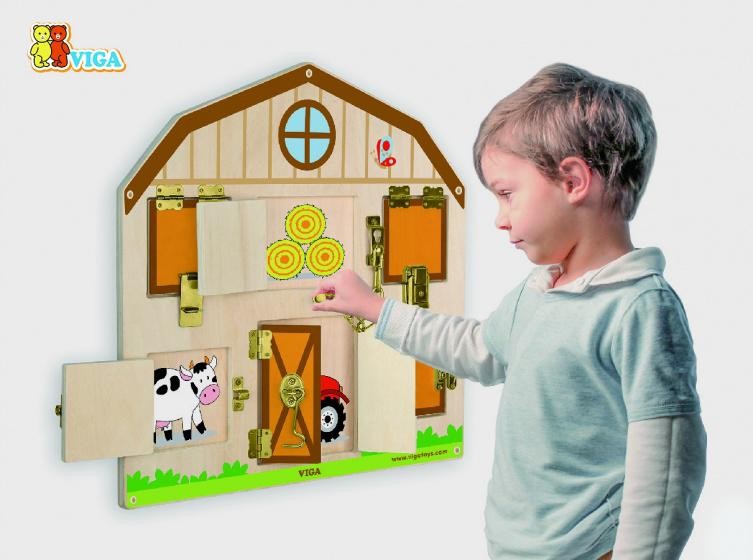 Dřevěná nástěnná hra - zamykání a odemykání