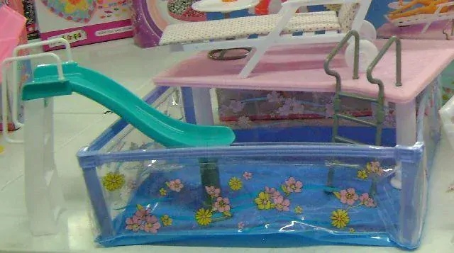 Bazén se skluzavkou pro panenky typu Barbie