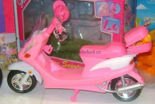 Skútr pro panenky typu Barbie