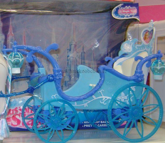 Chodící kůň s modrým kočárem pro Barbie 