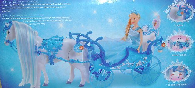 Chodící kůň s modrým kočárem pro Barbie 