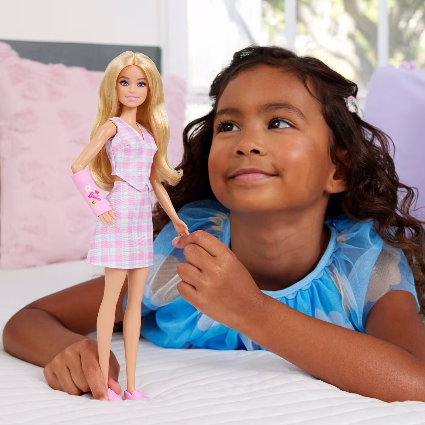 Barbie Modelka v růžovém outfitu se sádrou na ruce JJN56