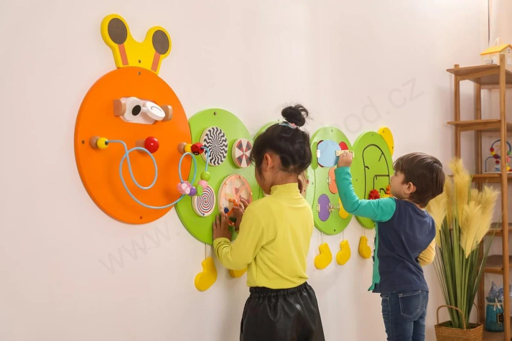VIGA Dřevěná nástěnná hra - housenka